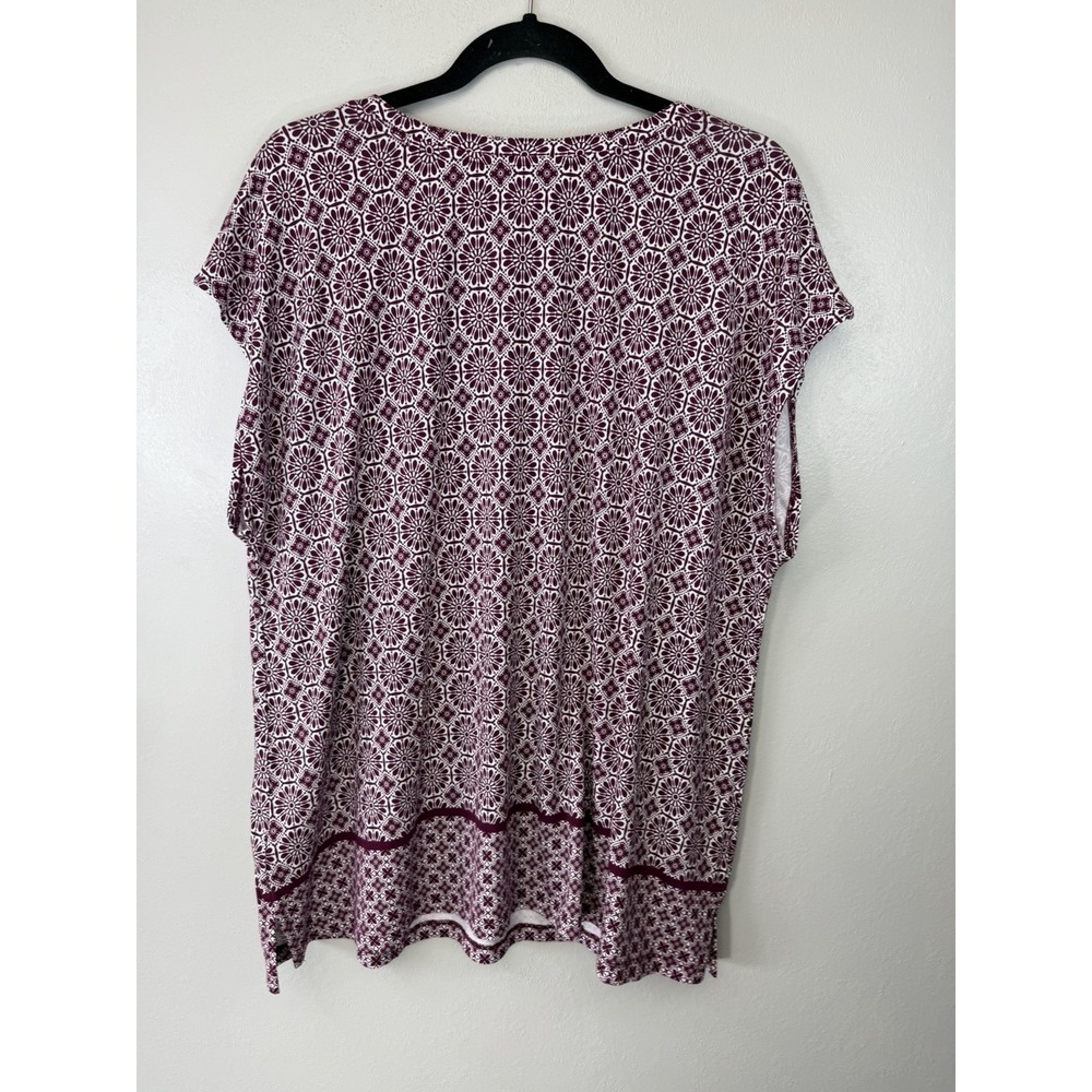 NWT Liz Claiborne Maroon/hite Geometric Patterned Top W Capped Sleeves Size 1X - Picture 5 of 5